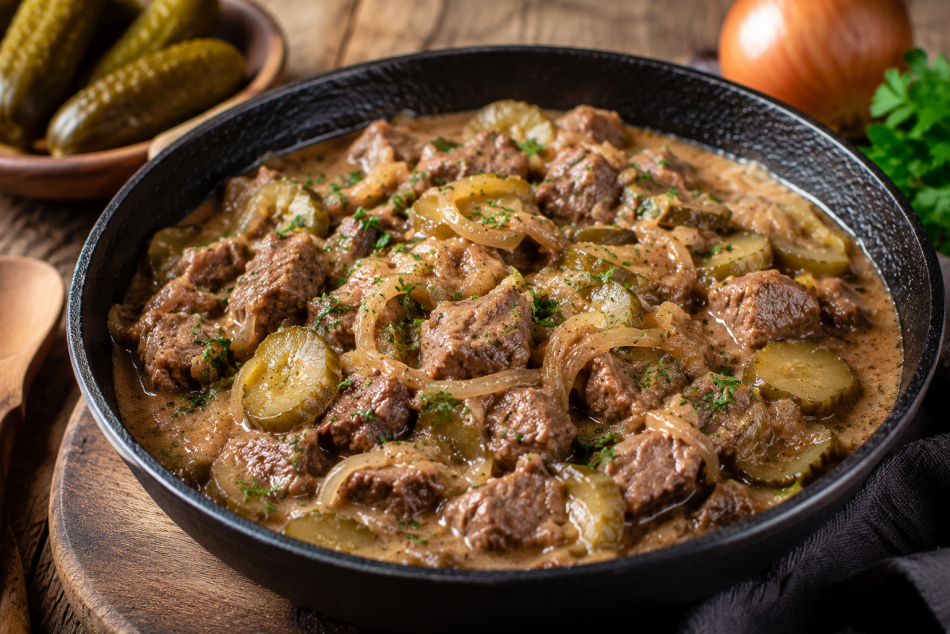 Говядина с солеными огурцами и сметанным соусом: рецепт для уютного ужина